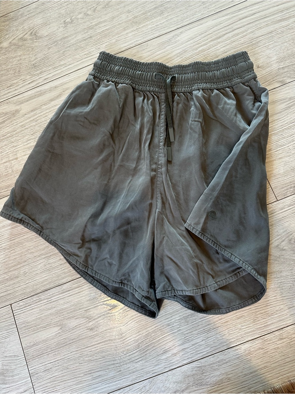 Lululemon women’s  Green Athletic Drawstring Shorts Small